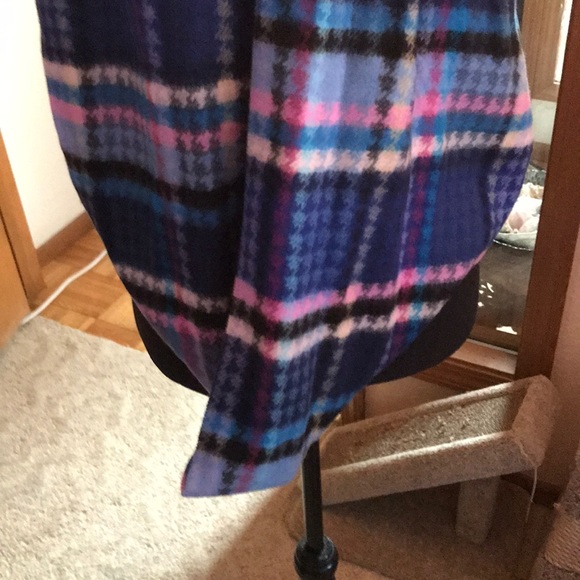 Beautiful scarf. Made in Germany 100% acrylic. - Picture 1 of 4